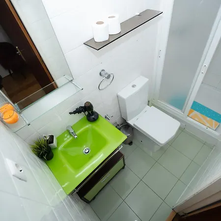 Large 1-bedroom Duplex Prime Location 호스텔 *